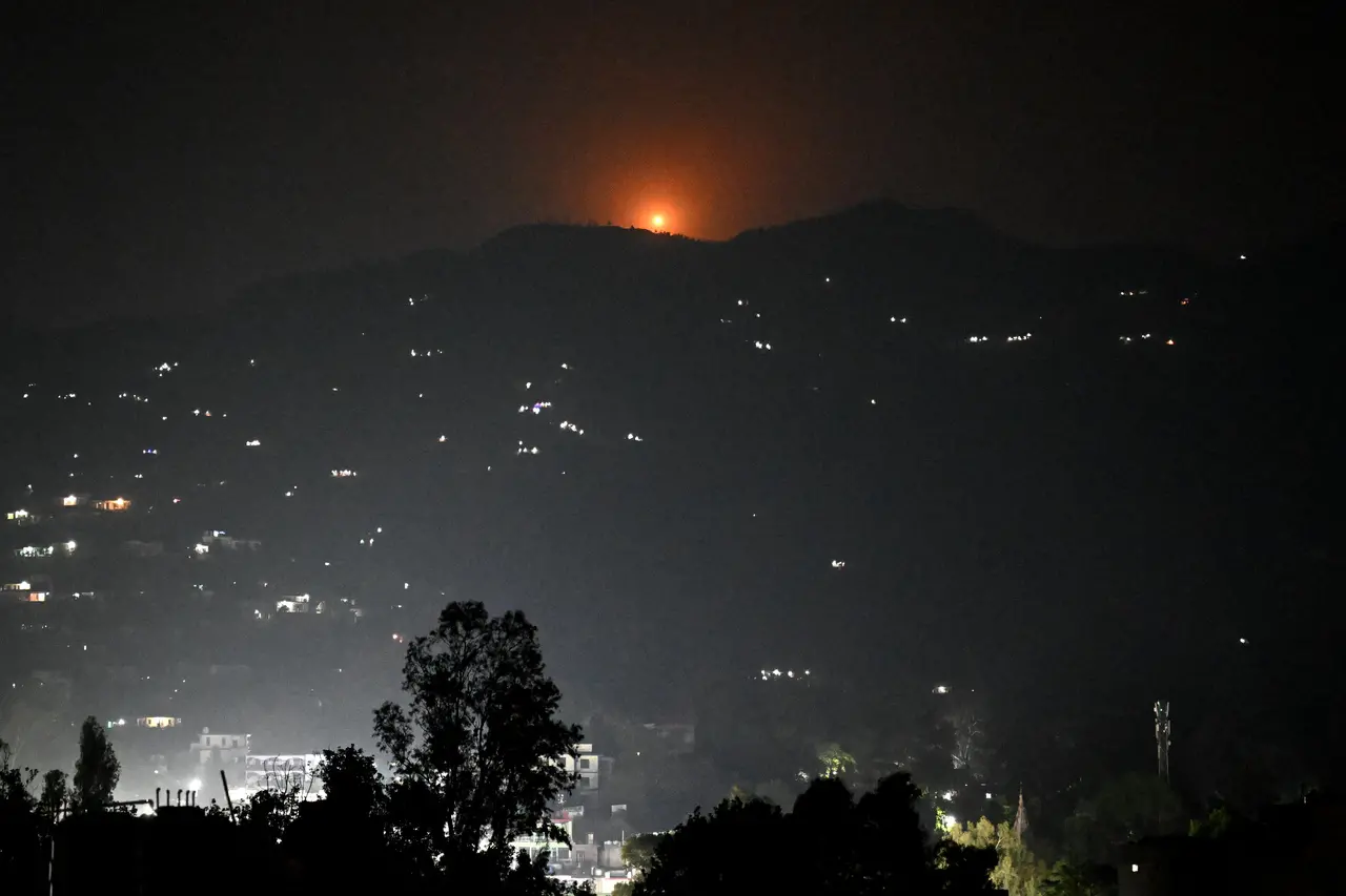 Imagem mostra sinalizador voando sobre a colina perto da principal cidade do distrito de Poonch, índia, após bombardeios indianos no paquistão