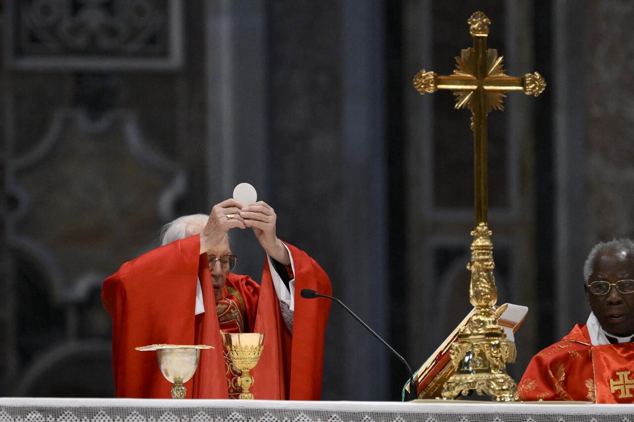 Esta foto, tirada e distribuída em 7 de maio de 2025 pela The Vatican Media, mostra o Cardeal Giovanni Battista Re durante uma missa para a Eleição do Romano Pontífice, antes do início do conclave, na Basílica de São Pedro, no Vaticano.