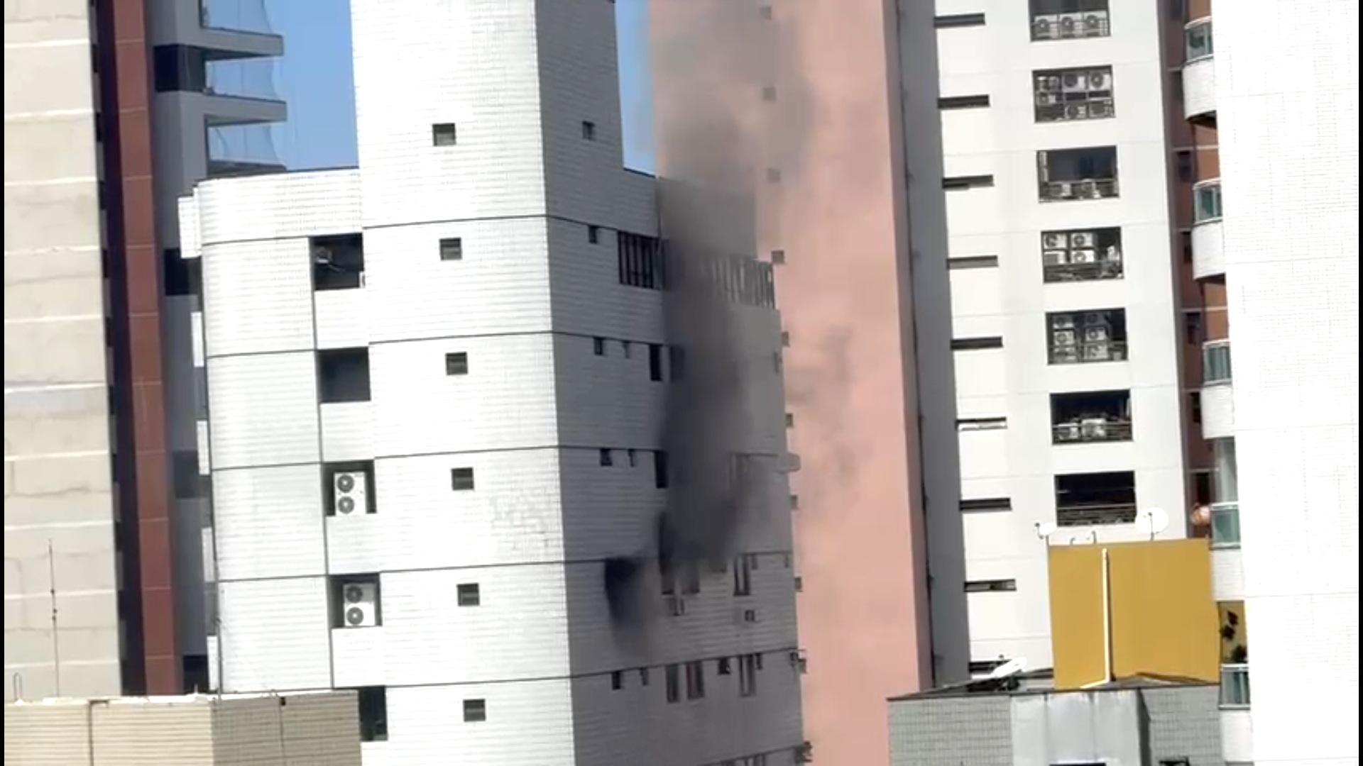 Fumaça saindo de janelas foi registrada por vizinho de edíficio
