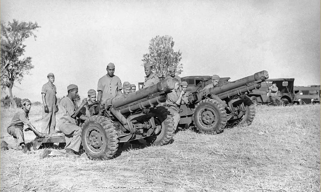 Praças aprendem a manejar o canhão antitanque de 57 mm, na Itália, em 1944