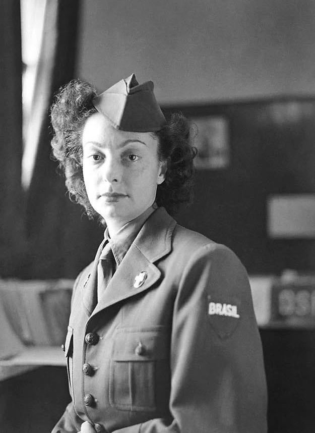 Enfermeira da Força Expedicionária Brasileira, na Itália, em 23 de abril de 1945
