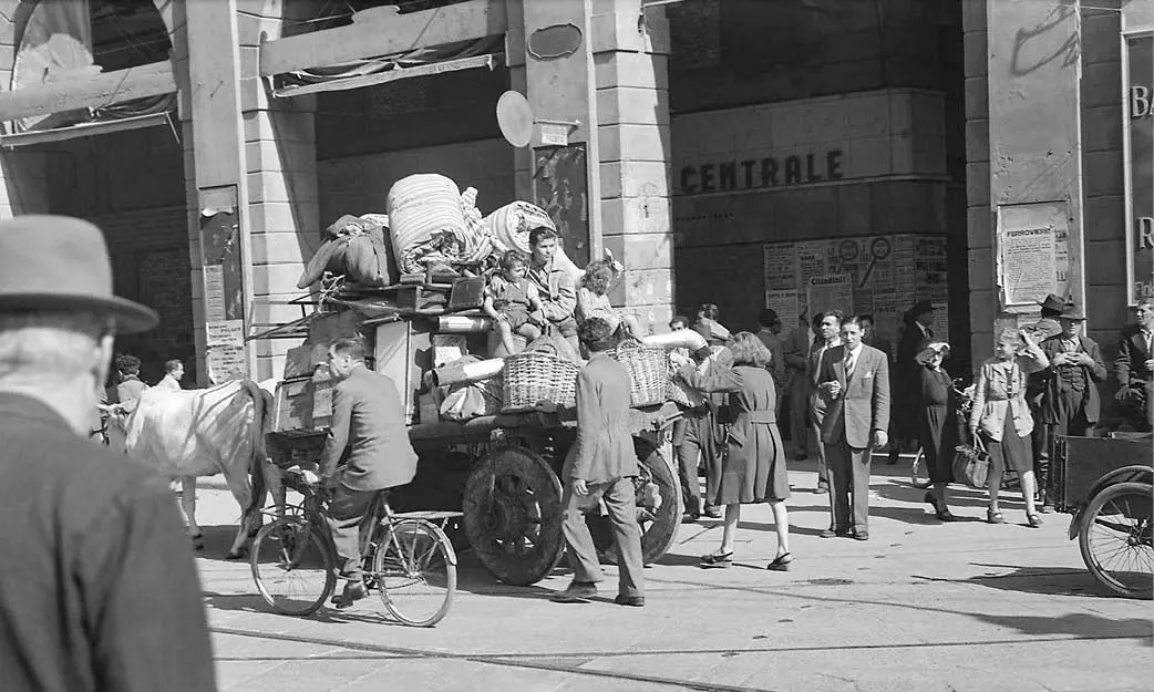 Com o fim da guerra, a população que havia sido expulsa pelos bombardeios começa a retornar para suas cidades. Imagem da Itália, de 16 de maio de 1945