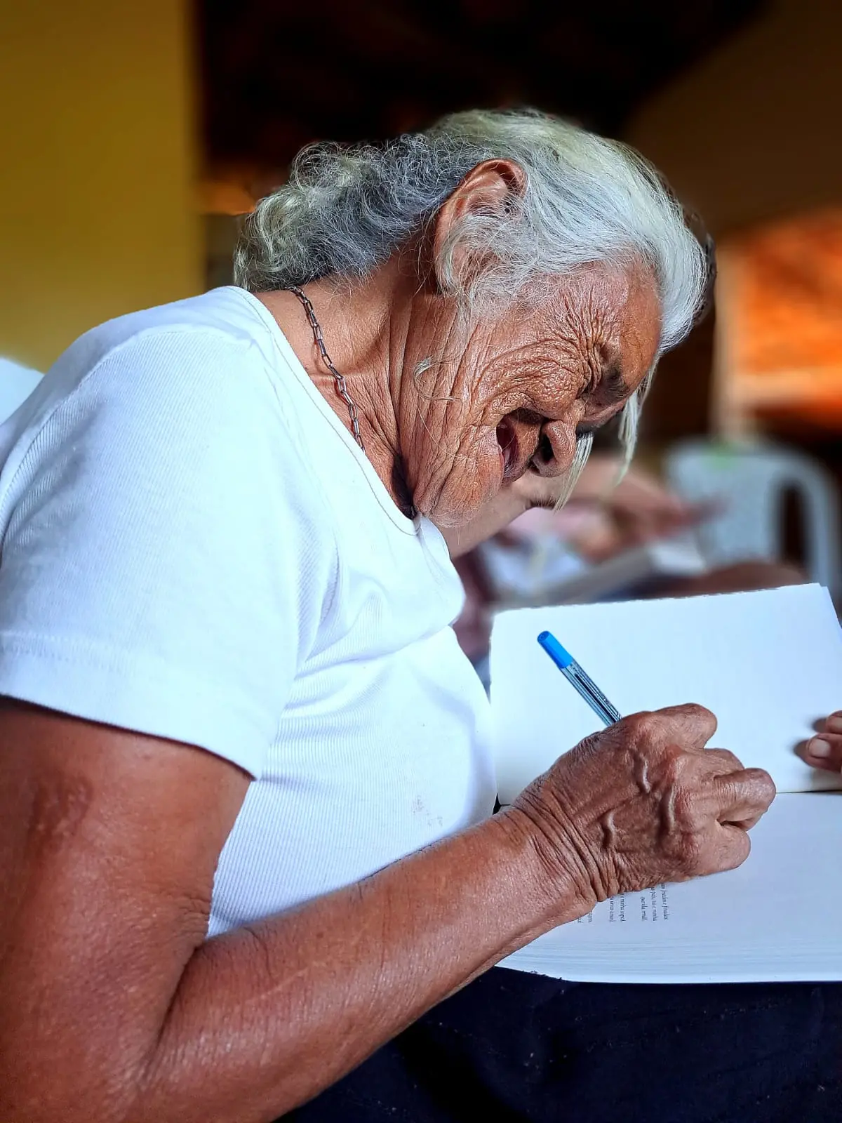 Maria Toinha, cearense finalista de prêmio de igualdade racial, autografando livro de sua autoria