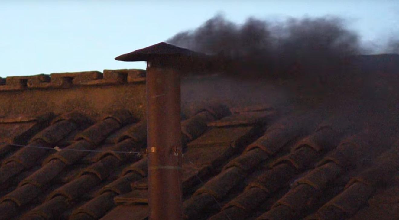 Fumaça preta saindo capela sistina no conclave