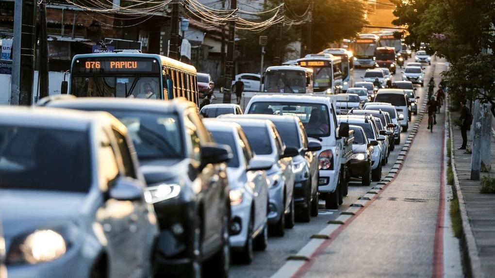Imagens mostra veículos no trânsito. Quarta parcela do IPVA vence na sexta-feira (9)