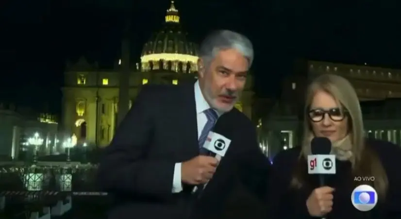 imagem da tv globo mostrando Ilzi scamparini e william bonner. ela parecia desconfortável durante o jornal nacional