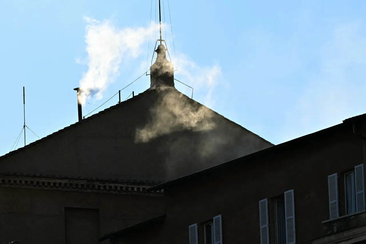 fumaça branca sai da capela sistina e novo papa é escolhido