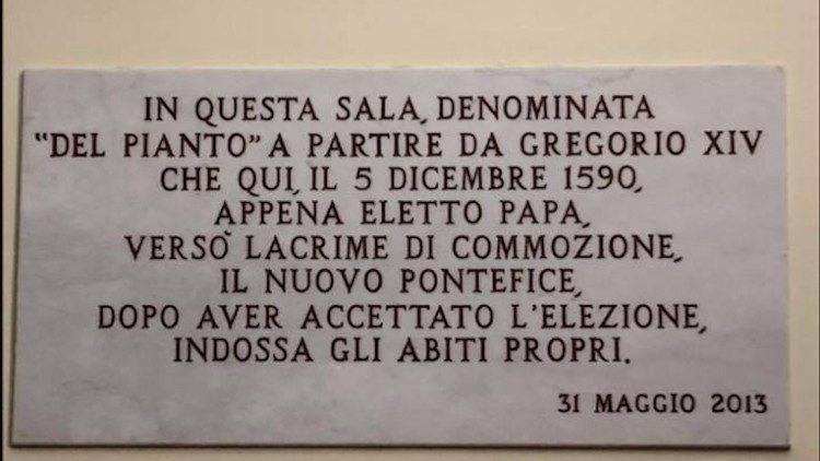 Placa na Sala das Lágrimas que explica o motivo do nome, todo papa é direcionado para esse ambiente após conclave chegar a consenso