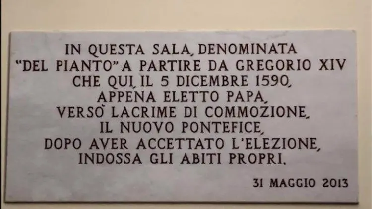 Placa na Sala das Lágrimas que explica o motivo do nome, todo papa é direcionado para esse ambiente após conclave chegar a consenso