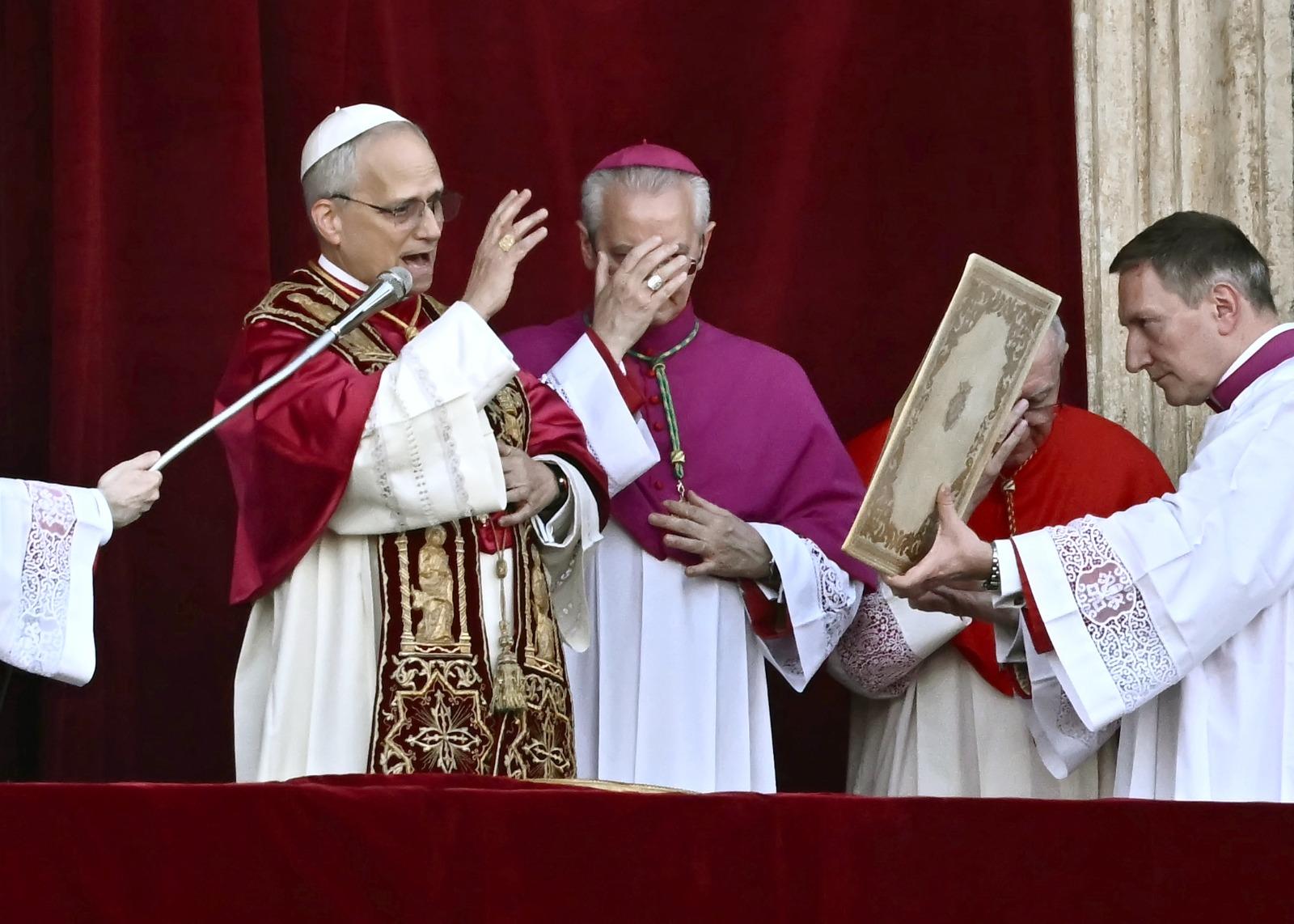 Novo papa Leão XIV na sacada da Basílica de São Pedro
