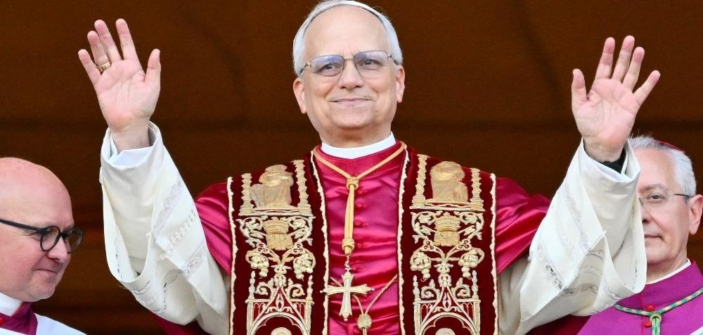 Papa Leão XIV na sacada da Basílica de São Pedro