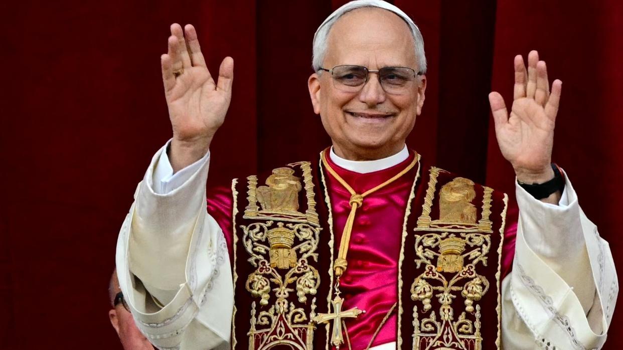Papa Leão XIV acena para o público. Para matéria sobre o novo papa ter visitado o Brasil duas vezes