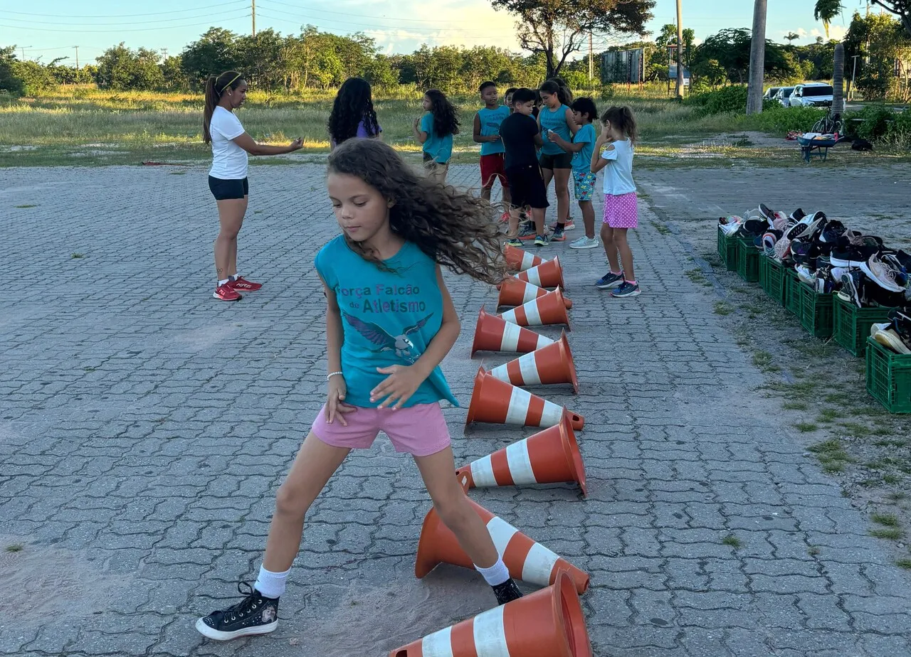 Força Falcão de Atletismo entregou cerca de 150 pares de tênis para crianças carentes