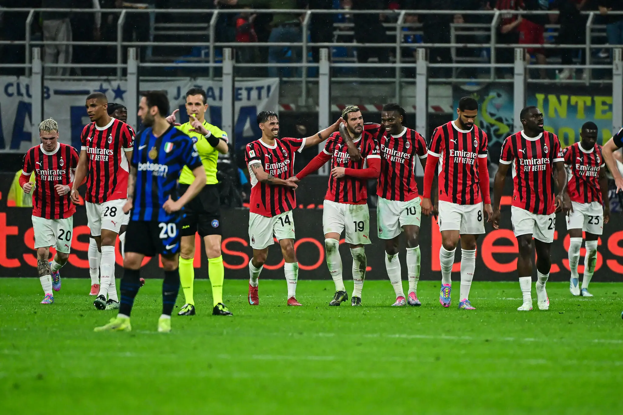 Foto de jogadores do Milan comemorando gol durante partida