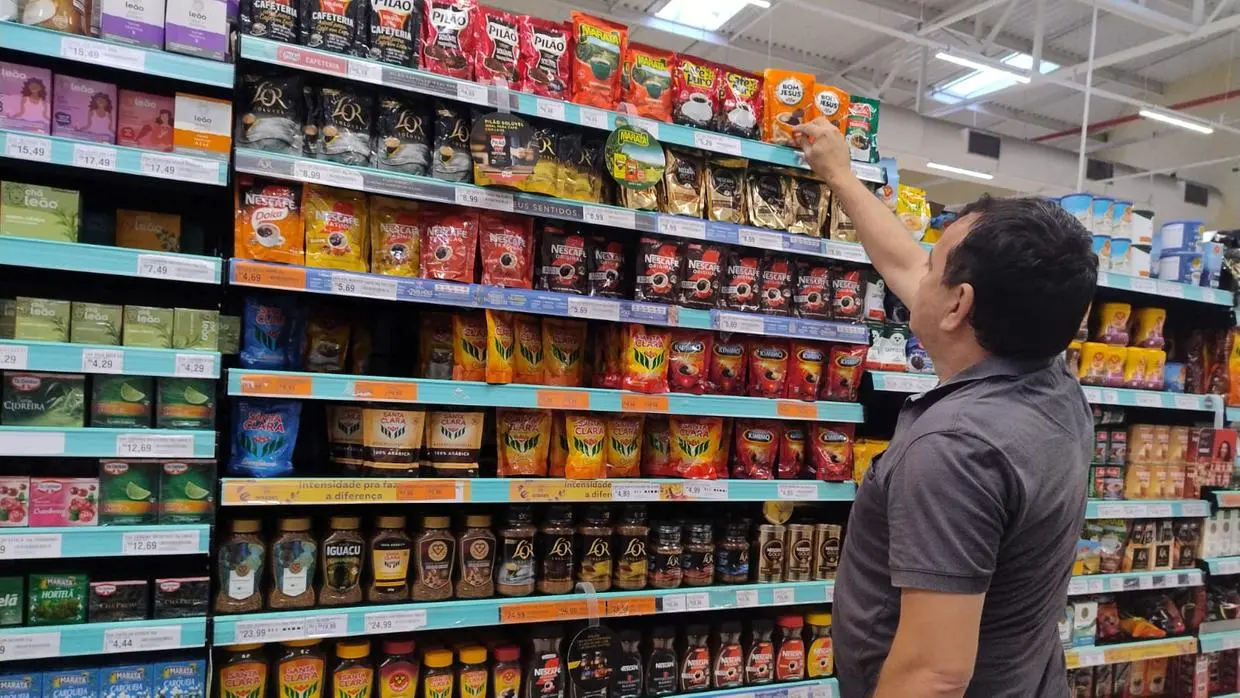 Consumidor está no supermercado comprando um café