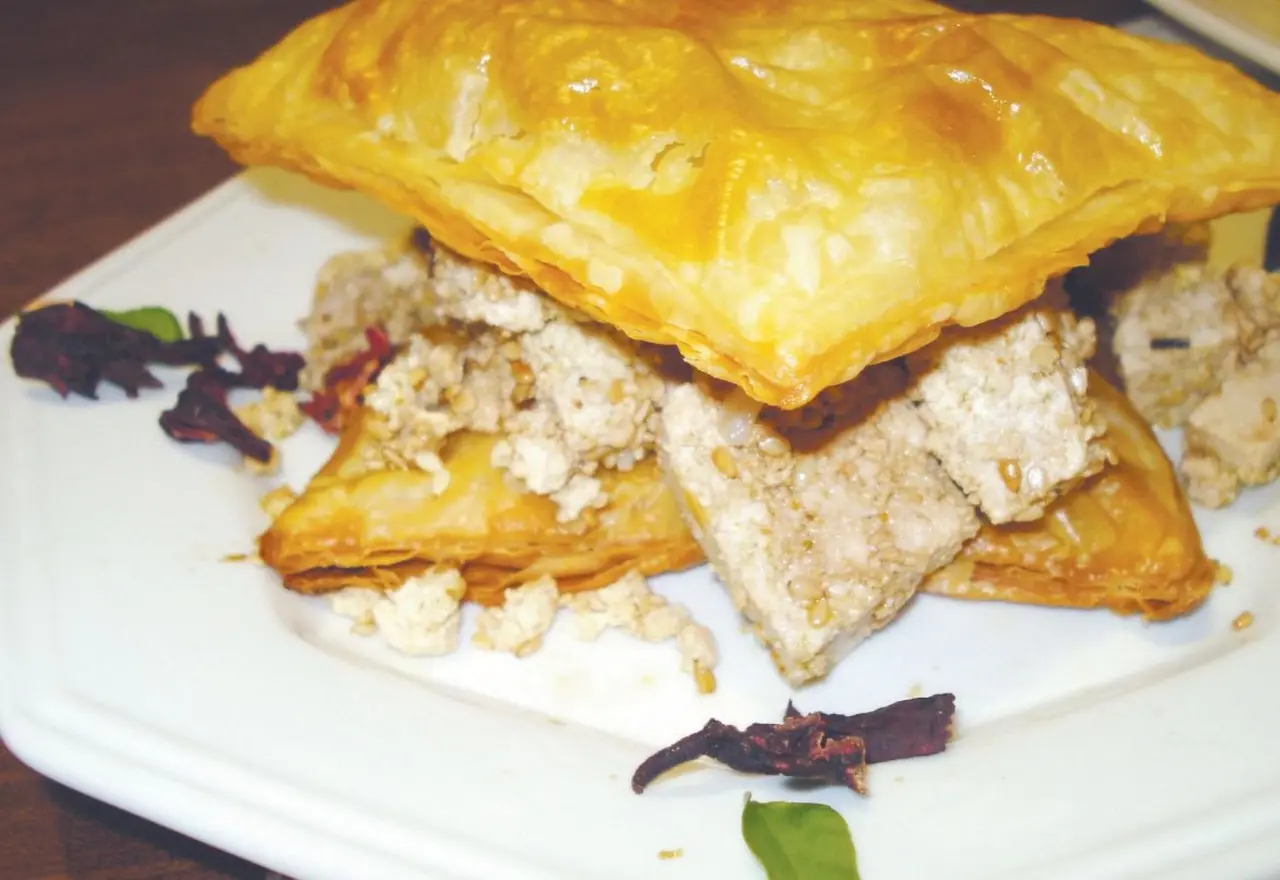 Imagem mostra prato com folhado de tofu, ilustrando receitas com soja