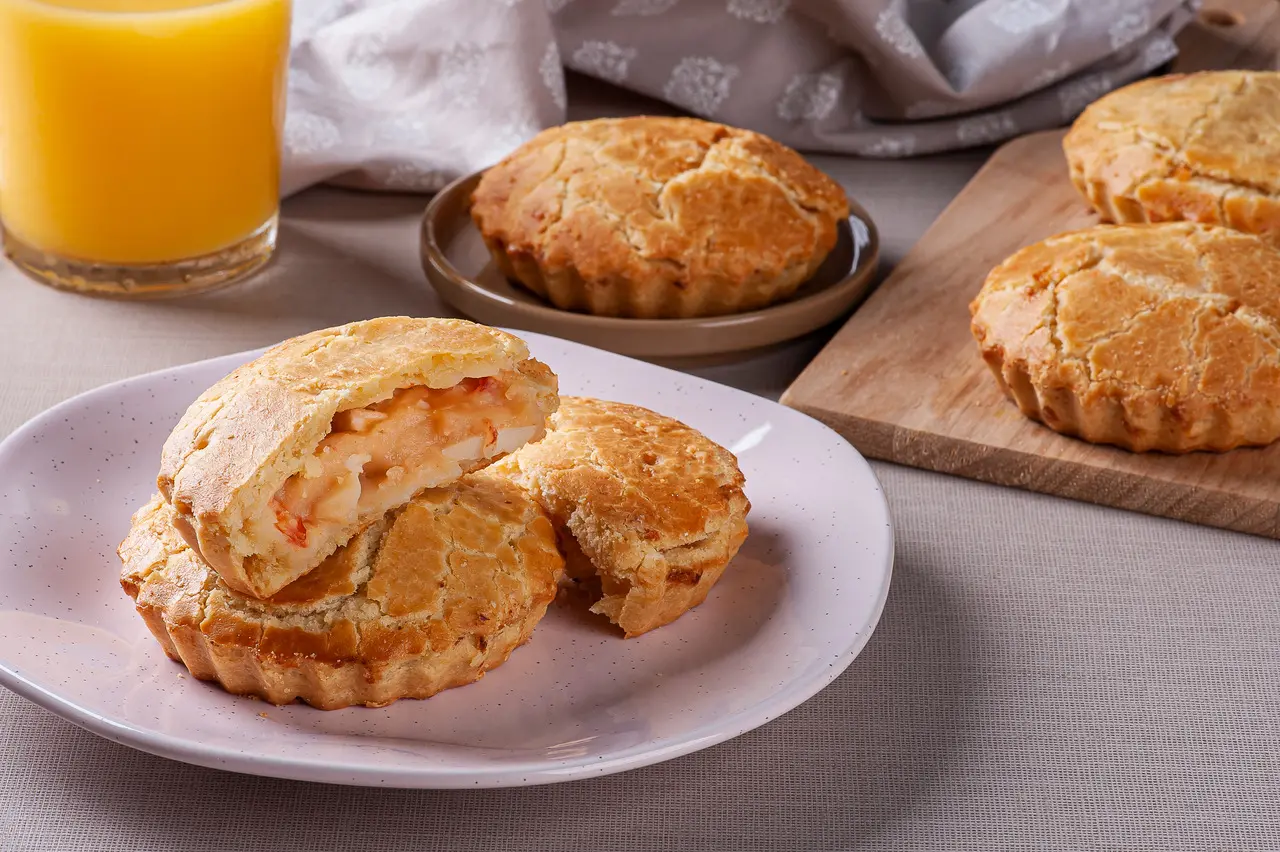 Imagem mostra prato com diversas empadas veganas de tofu, que é feito do leite de soja, ilustrando receitas com soja