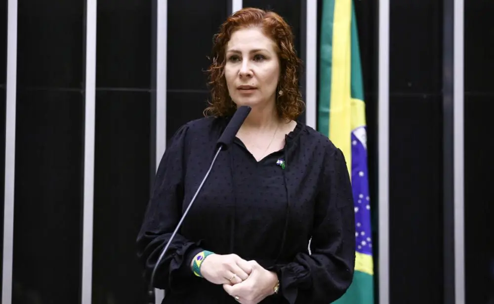 Carla Zambelli com camisa preta durante sessão na Câmara dos Deputados para matéria sobre votação de Moraes do STF pela condenação e perda de mandato da deputada