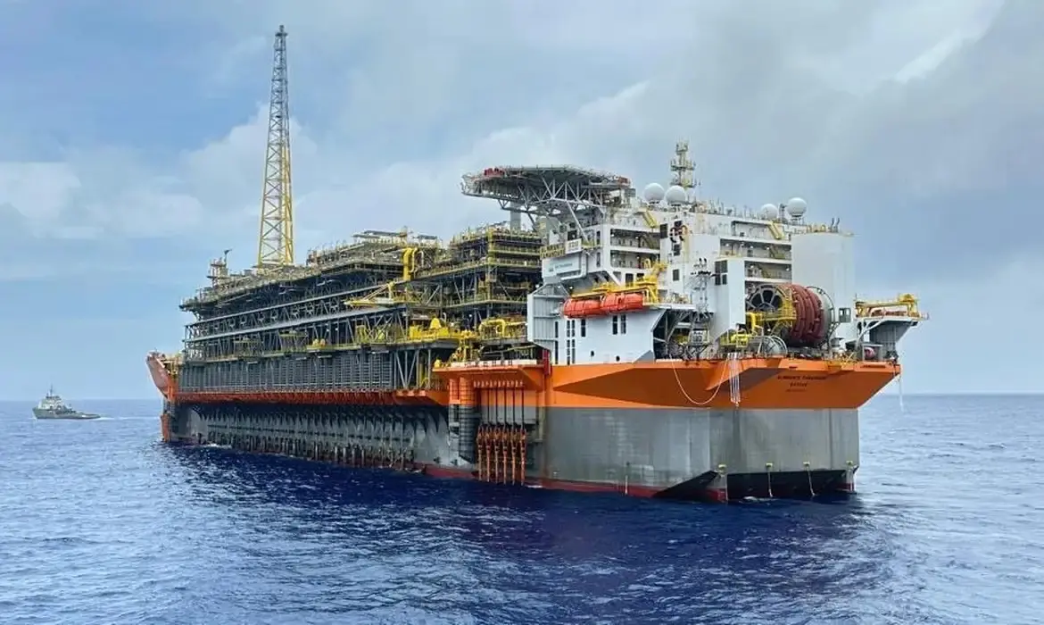 Navio de pesquisa e perfuração da Petrobras descobre petróleo na Bacia de Santos