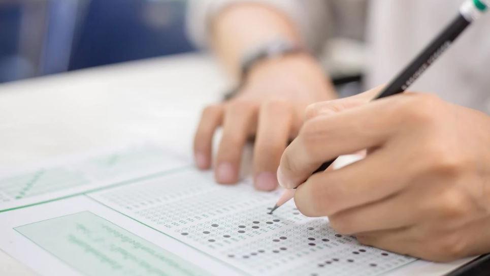 Uma pessoa realizando uma prova de um concurso público