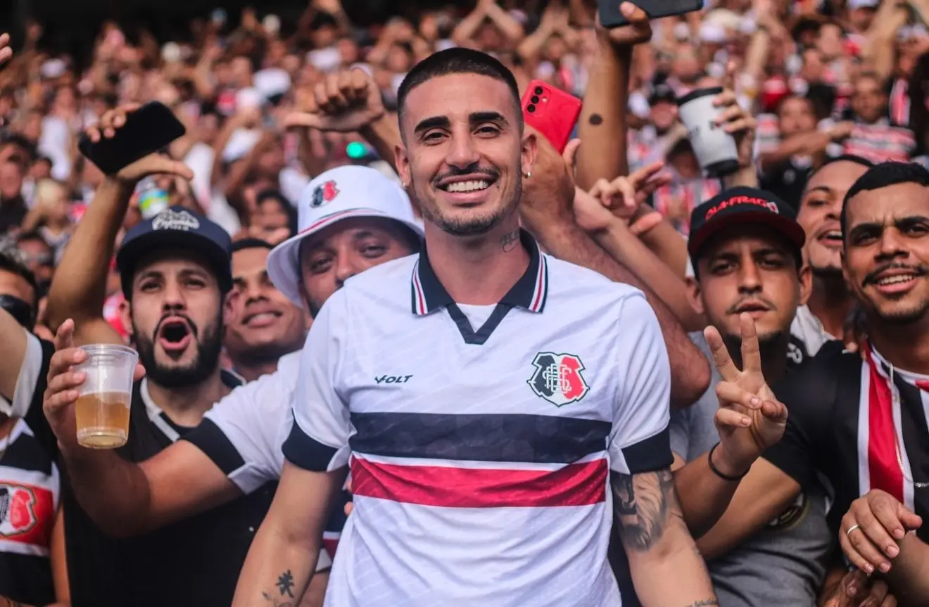 Foto de Thiago Galhardo, que marcou dois gols em vitória do Santa Cruz na Série D