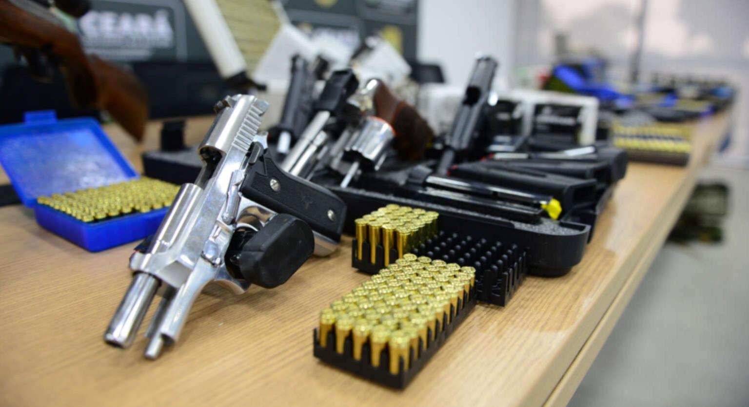 Armas apreendidas em operação com apoio do Exército em Fortaleza