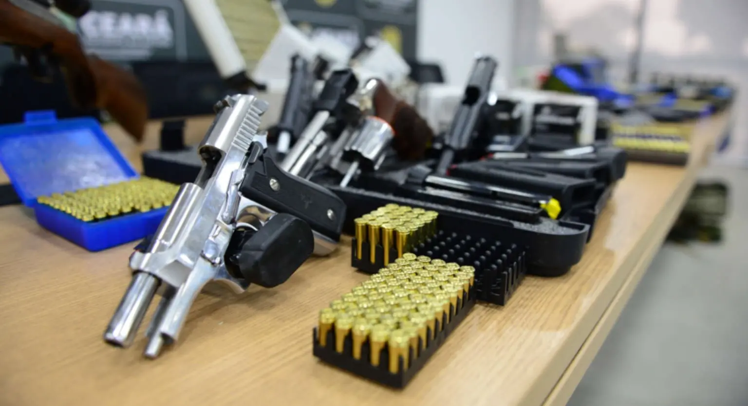 Armas apreendidas em operação com apoio do Exército em Fortaleza