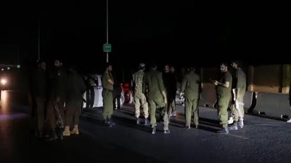 Imagem mostra militares durante conflito