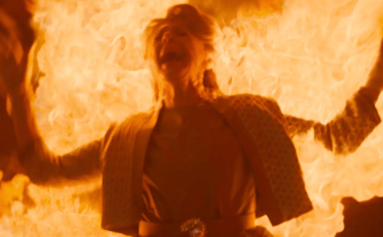 Foto que contém a atriz Yvette Ferguson em chamas durante cena do filme Premonição 6
