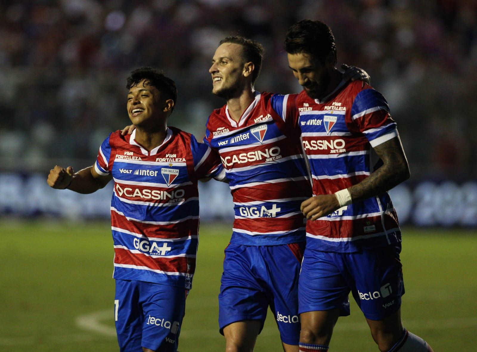 Foto de jogadores do Fortaleza comemorando gol contra o Juventude