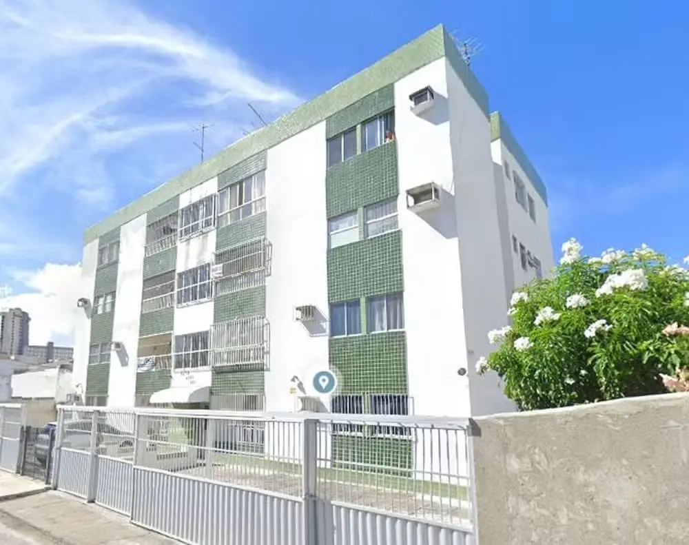 Print do google mostra como era o prédio antes do desabamento. A imagem tem um prédio baixo de cores branca e verde