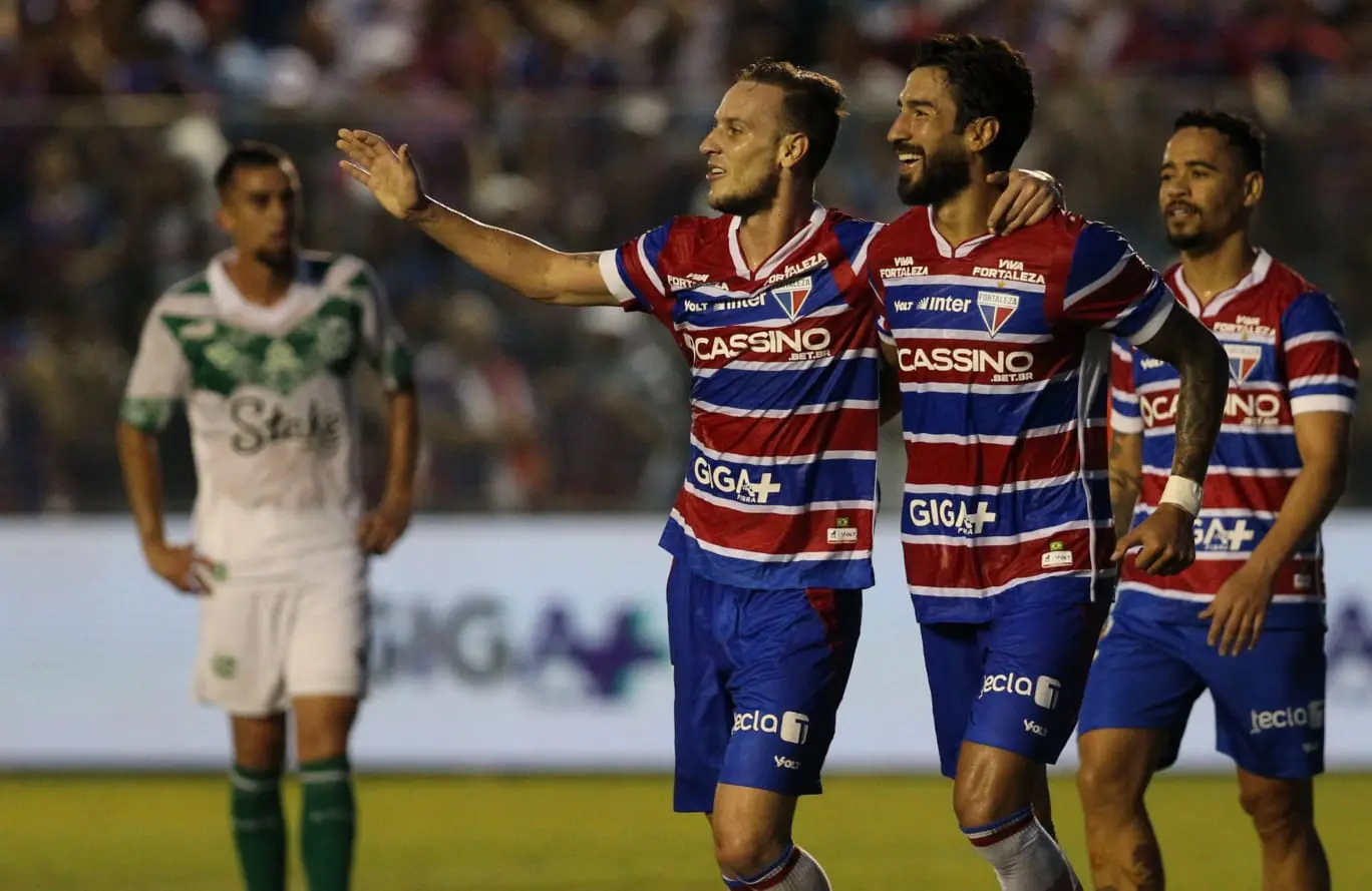 Pochettino, Lucero e Kervin, do Fortaleza, comemoram