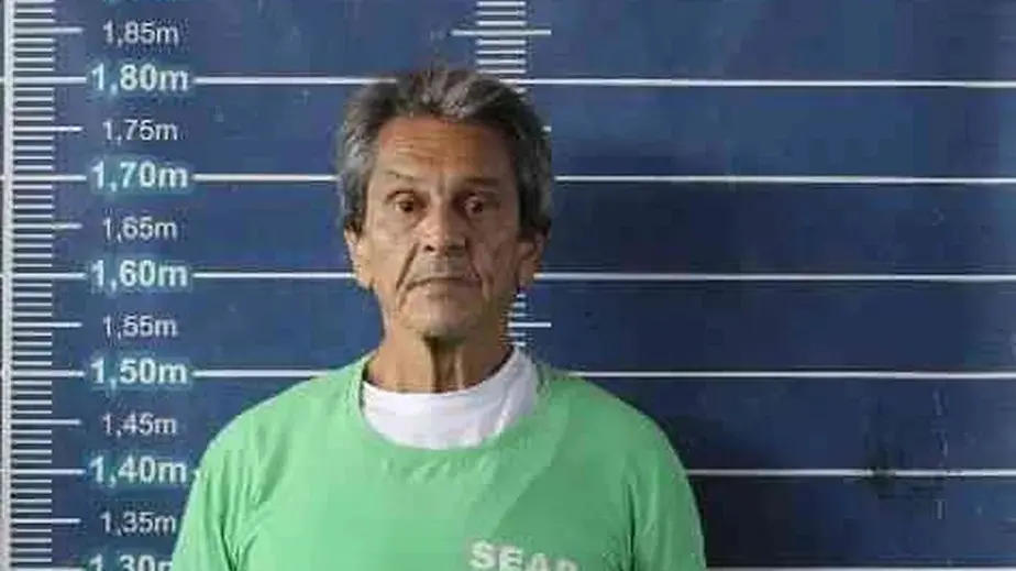 Roberto usando uniforme de presidiário em foto no presídio