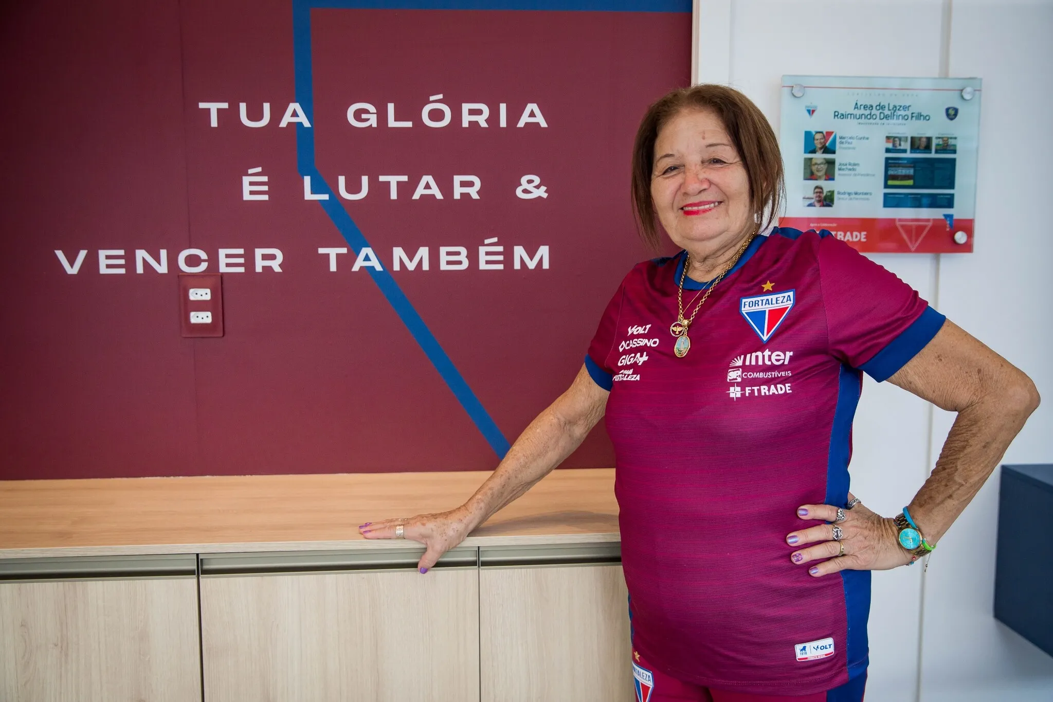 Toinha, mãe tricolor, no Centro de Excelência Alcides Santos.