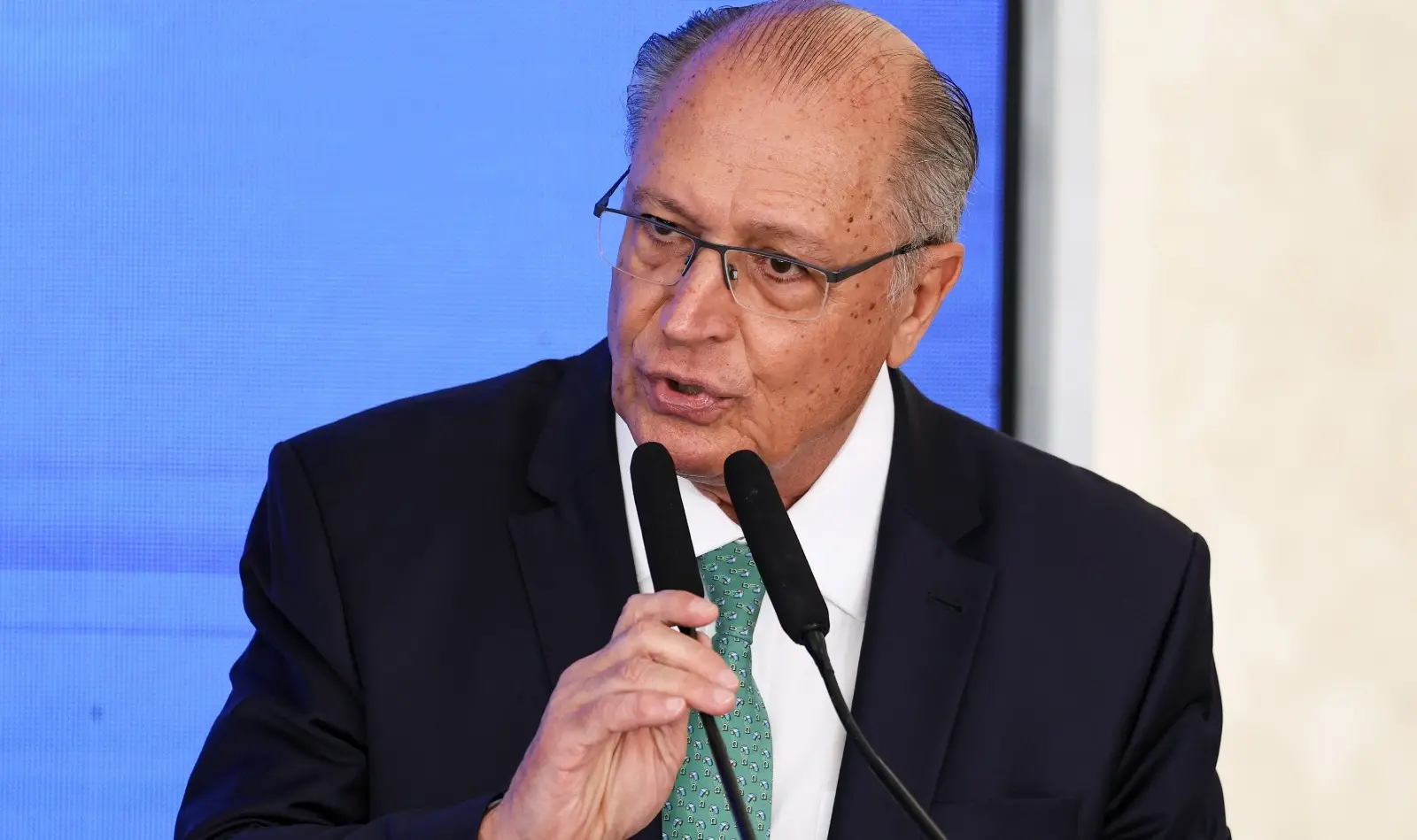 Geraldo Alckmin discursando ao microfone, para matéria sobre ressarcimento do INSS começar a ser feito no próximo pagamento
