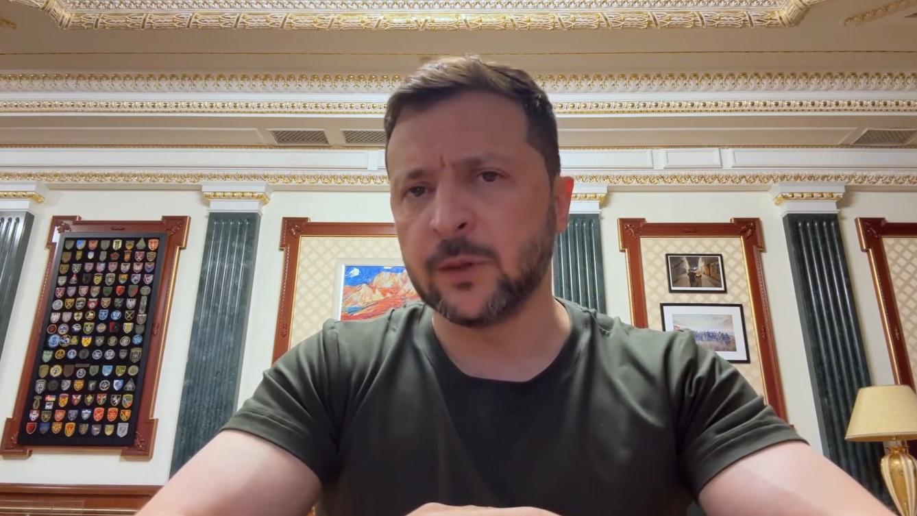 Presidente da Ucrânia, Volodymyr Zelensky, usando uma camiseta verde militar e falando em um vídeo gravado no computador