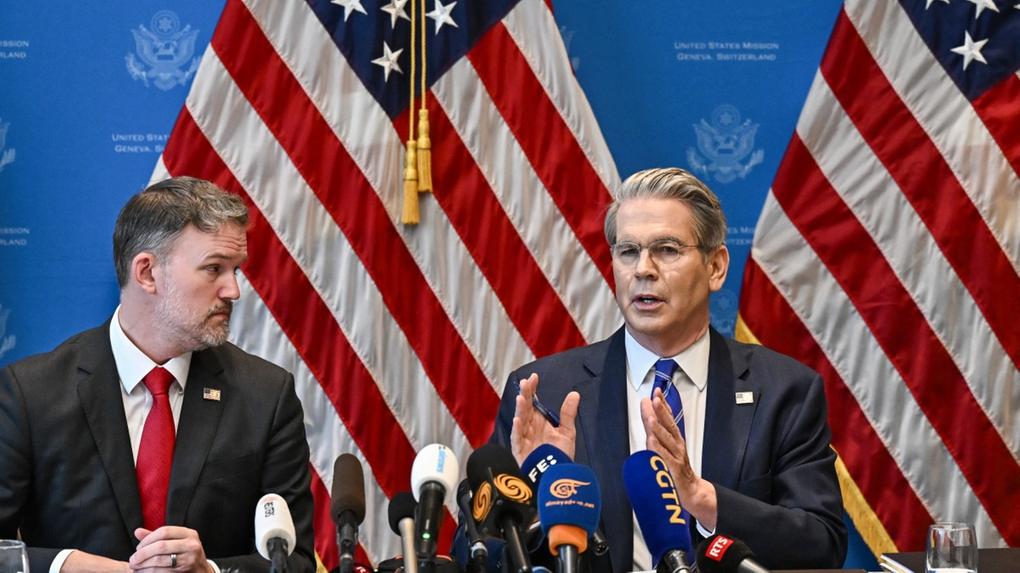 O secretário do Tesouro dos EUA, Scott Bessent (à direita), e o representante comercial dos EUA, Jamieson Greer, em coletiva de imprensa em Genebra em 12 de maio de 2025