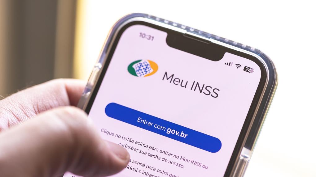 Tela do aplicativo Meu INSS exibindo opção de login com gov.br e informações sobre serviços e senhas. O serviço será utilizado para notificar os aposentados e pensionistas que tenham sido vítimas de uma fraude relacionada a descontos associativos indevidos nos benefícios previdenciários.