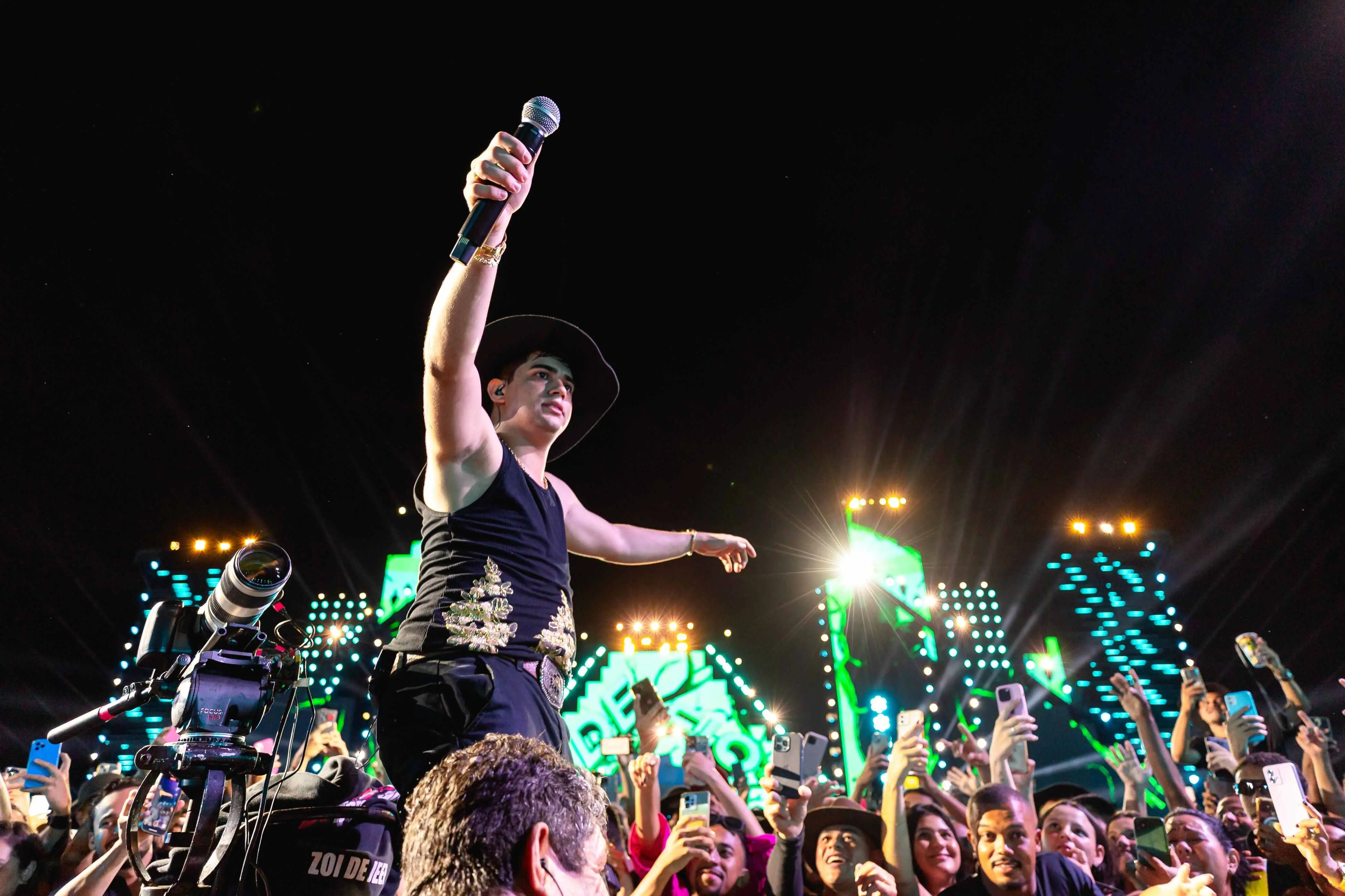 Natanzinho Lima junto ao público em gravação de DVD na cidade de Belo Horizonte (MG)