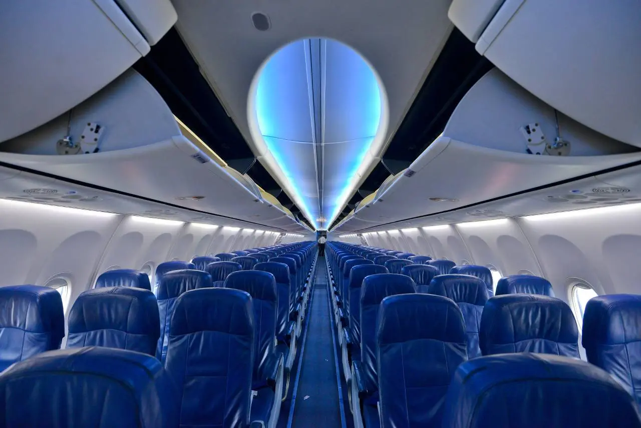 Área interna de avião com iluminação simulando a luz do céu