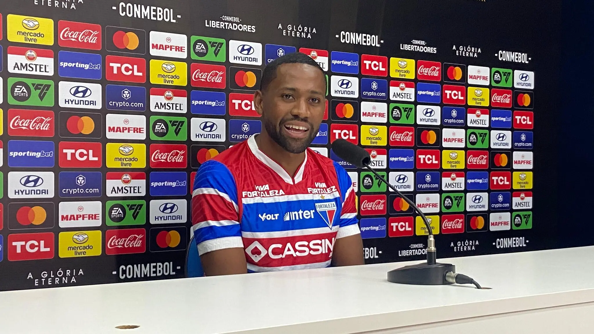 Foto de Tinga, em coletiva pré-jogo de Fortaleza x Bucaramanga pela Libertadores.