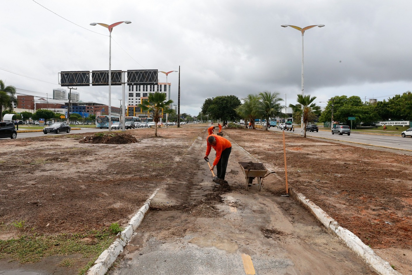 Foto que contém canteiro de obras da Linha Leste na Estação Edson Queiroz