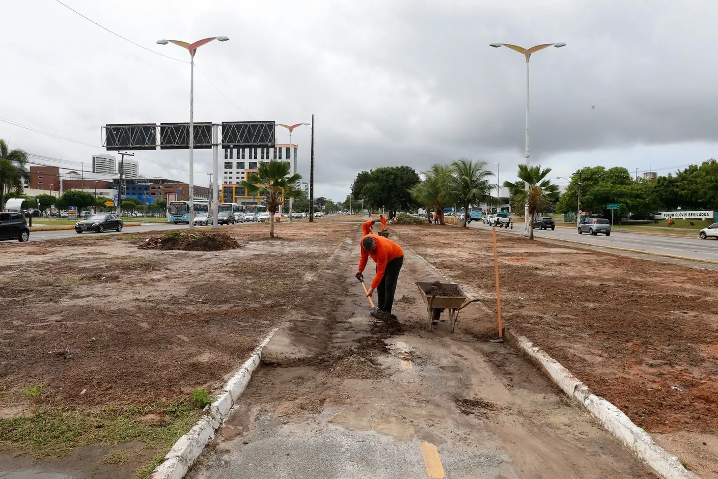 Foto que contém canteiro de obras da Linha Leste na Estação Edson Queiroz