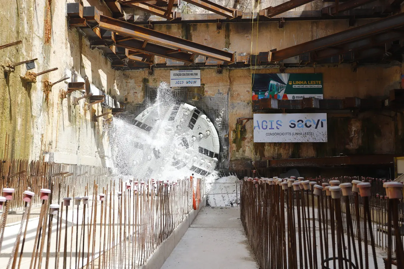 Foto que contém uma tuneladora metroviária rompendo solo para passagem do metrô