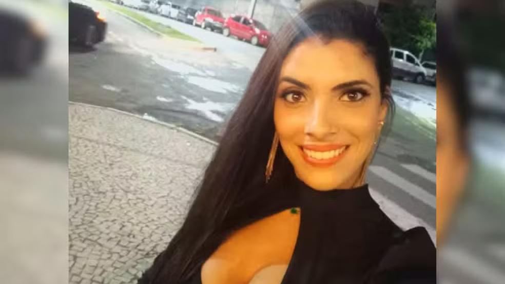 Selfie de mulher bonita em ambiente urbano à noite, destacando sorrisos e elegância.