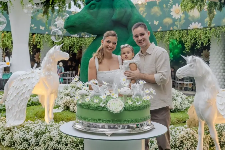 A aniversariante Maria Helena, de 1 ano, com os pais Isabelle e Rafael