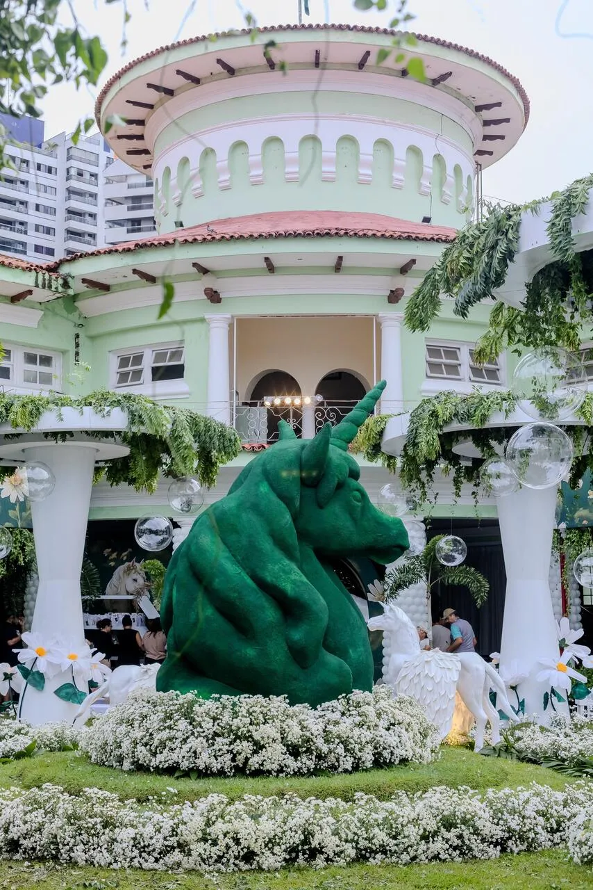 A festa foi decorada com uma escultura cenográfica de unicórnio de 4 metros