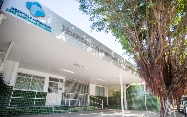 Fachada do Hospital e Maternidade José Martiniano de Alencar nas cores branco e verde