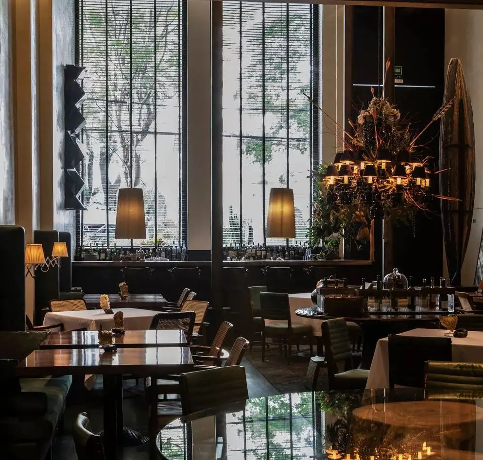 Na foto, imagens do restaurante D.O.M, um dos que têm duas estrelas no Guia Michelin 2025
