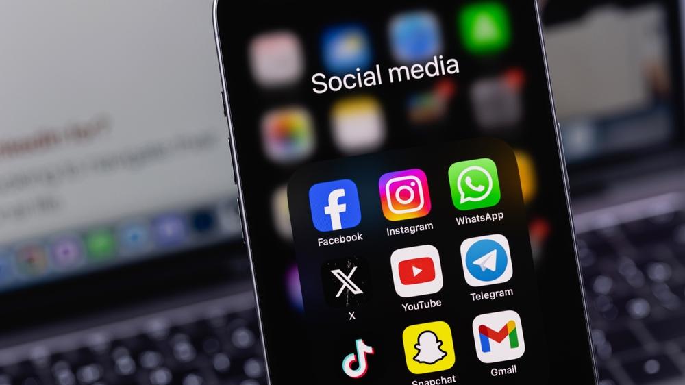 Tela de celular mostrando aplicativos de redes sociais, que foram assunto no pedido de decisão encaminhando à Justiça do DF